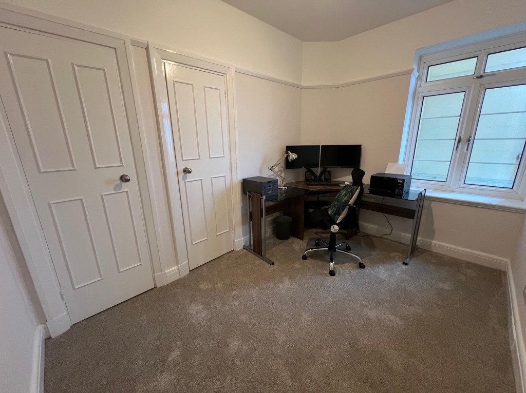 Lot: 115 - GROUND FLOOR FLAT - Second bedroom used as office space